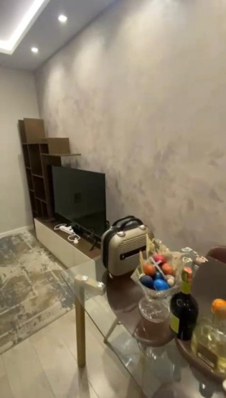 Tirane, jepet me qera apartament 2+1 Kati 5, 95 m² 800 € (Komuna Parisit)