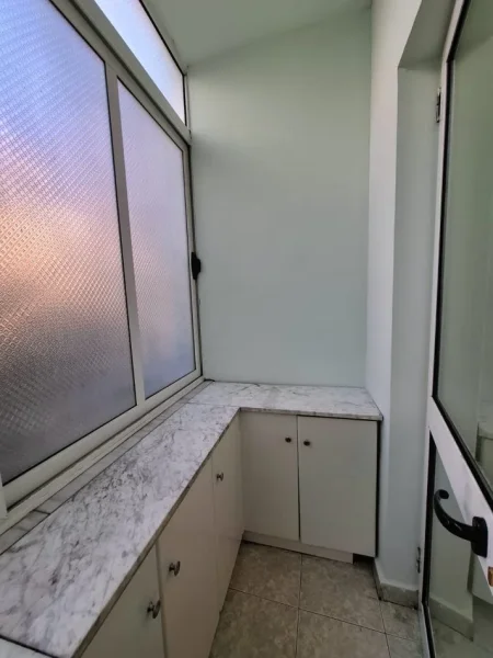 Tirane, jepet me qera apartament 1+1+Ballkon Kati 3, 65 m² 550 € (Komuna e Parisit, prane Kristal Center)