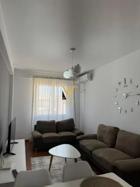 Tirane, jepet me qera apartament 2+1+Ballkon Kati 9, 80 m² 600 € (RRUGA ”NDRE MJEDA”)