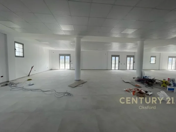 Tirane, jepet me qera ambjent biznesi Kati 2, 354 m² 1.500 € (Sauk)