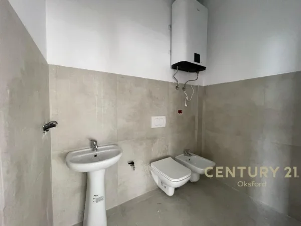 Tirane, jepet me qera ambjent biznesi Kati 2, 354 m² 1.500 € (Sauk)