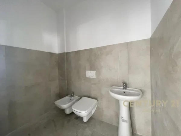 Tirane, jepet me qera ambjent biznesi Kati 2, 354 m² 1.500 € (Sauk)