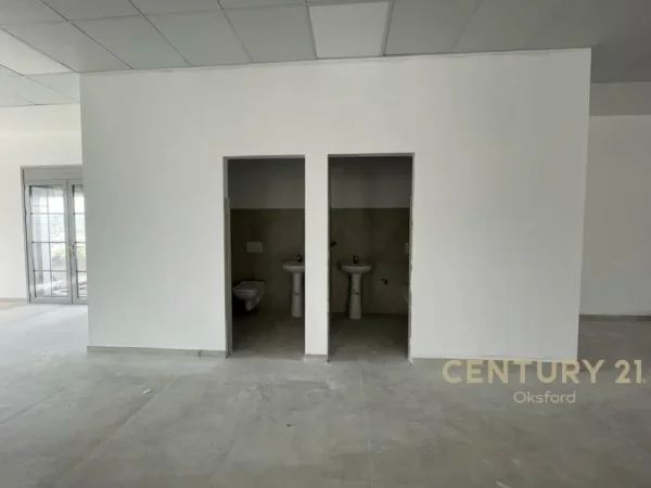 Tirane, jepet me qera ambjent biznesi Kati 2, 354 m² 1.500 € (Sauk)