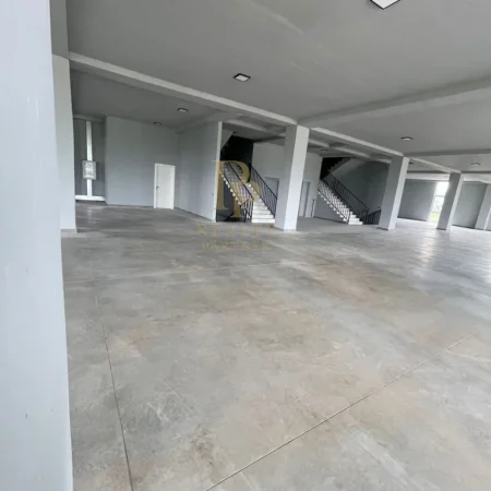 Tirane, jepet me qera ambjent biznesi Kati 0, 1.850 m² 11.100 € (Autostrada Tirane-Durres)