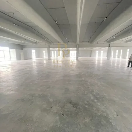 Tirane, jepet me qera ambjent biznesi Kati 0, 1.850 m² 11.100 € (Autostrada Tirane-Durres)