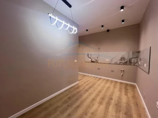 Shitet, Apartament 2+1, Pazari i Ri, Tiranë.