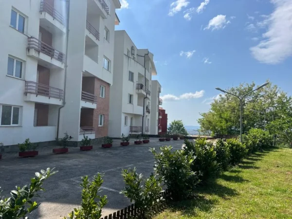 Tirane, shitet apartament 2+1 Kati 3, 129 m² 127.710 € (Shiten 2 Apartamente me Hipoteke me pamje nga Tirana dhe Dajti)