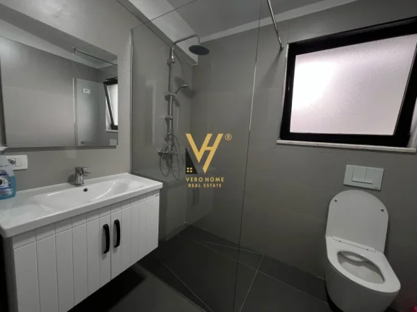 Tirane, jepet me qera apartament 3+1+Ballkon Kati 4, 130 m² 1.000 € (kodra e diellit 1)
