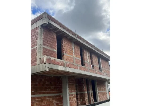 Tirane, shitet Vile 3 Katshe Kati 3, 900 m² 830.000 € (tegu)