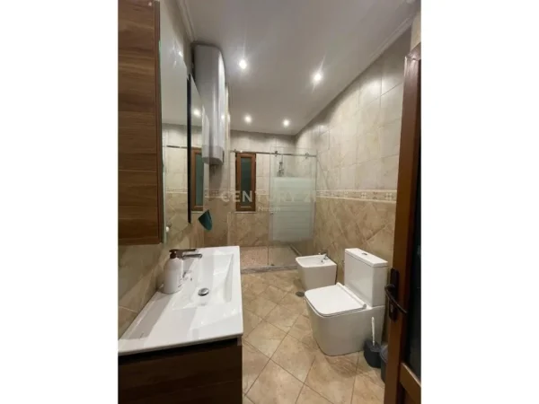 Tirane, shes apartament 2+1+2+POST PARKIMI , 120 m² 260.000 € (Liqeni i Thatë)