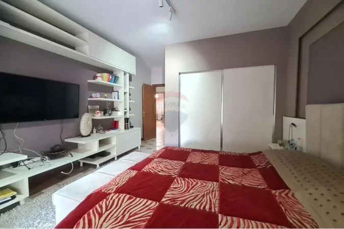 Tirane, jepet me qera apartament 3+1 Kati 5, 185 m² 650 € (muhamet gjollesha)