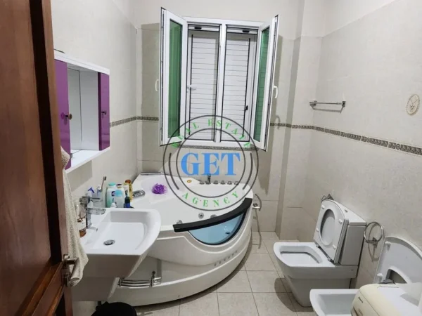 jepet me qera Vile 5+1 , 500 m² 1.000 € (Kryqi i Kuq, Durres)