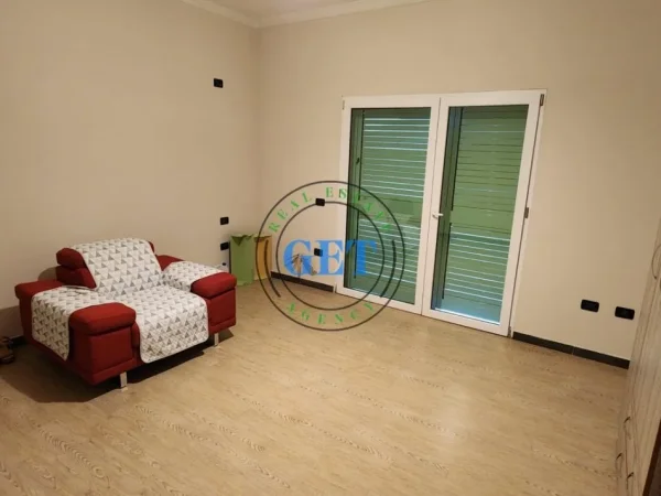 jepet me qera Vile 5+1 , 500 m² 1.000 € (Kryqi i Kuq, Durres)