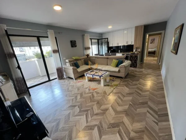 Tirane, shitet apartament 2+1+Ballkon Kati 1, 135 m² 202.500 € (rruga 5 maji)