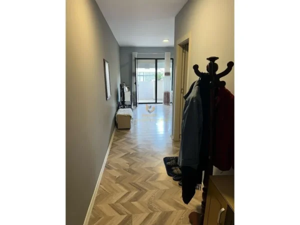 Tirane, shitet apartament 2+1+Ballkon Kati 1, 135 m² 202.500 € (rruga 5 maji)