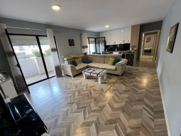 Tirane, shitet apartament 2+1+Ballkon Kati 1, 135 m² 202.500 € (rruga 5 maji)