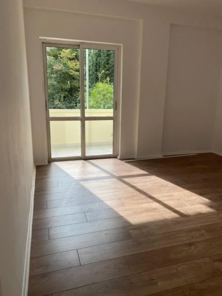 Tirane, jepet me qera zyre Kati 2, 100 m² 680 € (Rruga e Elbasanit)