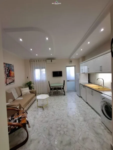 Tirane, jepet me qera apartament 1+1+Ballkon Kati 3, 65 m² 520 € (Komuna e Parisit)