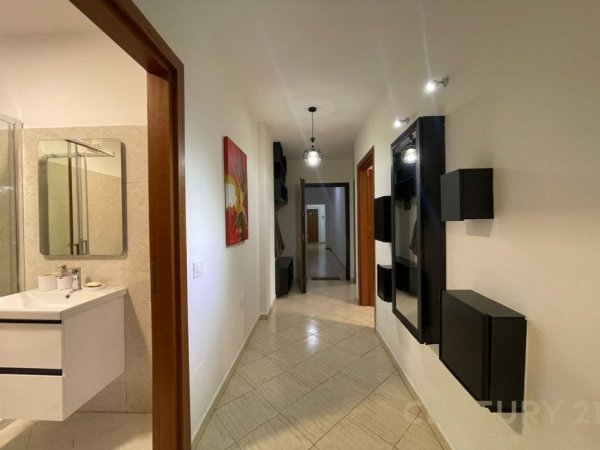 Tirane, jepet me qera apartament 2+1+Ballkon Kati 4, 115 m² 650 € (Komuna e Parisit)