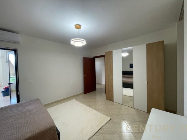 Tirane, jepet me qera apartament 2+1+Ballkon Kati 4, 115 m² 650 € (Komuna e Parisit)