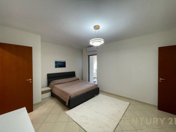 Tirane, jepet me qera apartament 2+1+Ballkon Kati 4, 115 m² 650 € (Komuna e Parisit)
