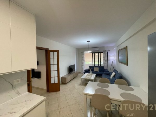 Tirane, jepet me qera apartament 2+1+Ballkon Kati 4, 115 m² 650 € (Komuna e Parisit)