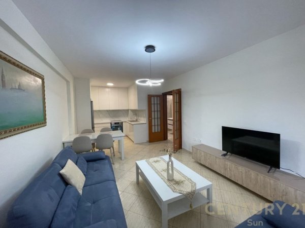 Tirane, jepet me qera apartament 2+1+Ballkon Kati 4, 115 m² 650 € (Komuna e Parisit)