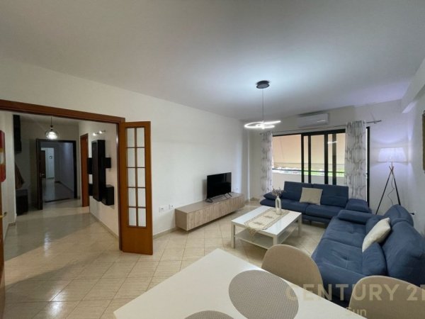 Tirane, jepet me qera apartament 2+1+Ballkon Kati 4, 115 m² 650 € (Komuna e Parisit)