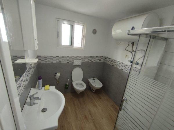 Tirane, jepet me qera apartament 1+1 Kati 2, 40 m² 200 € (Gramozi)