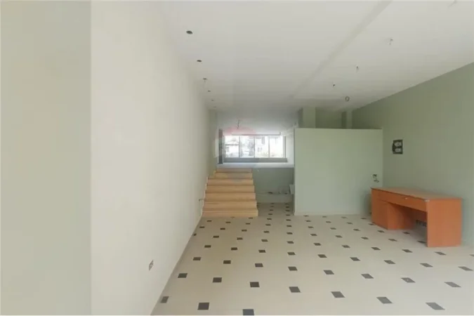 Tirane, shitet dyqan Kati 0, 71 m² 150.000 € (Astir)