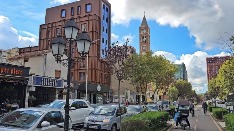 Tirane, jepet me qera apartament 1+1+Ballkon Kati 3, 50 m² 1.000 € (Rruga e Kavajes)