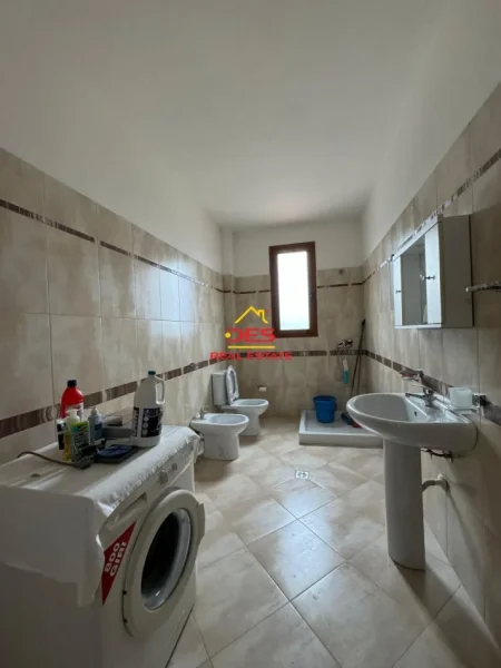 Vlore, jepet me qera apartament 2+1+Ballkon Kati 10, 120 m² 350 € (Rruga Hajredin Haxhiraj)