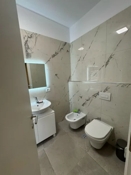 Tirane, jap me qera apartament 2+1+Ballkon Kati 1, 100 m² 650 € (xhanfize keko)
