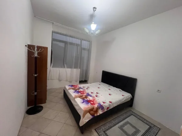 Tirane, jepet me qera apartament 1+1 Kati 1, 65 m² 300 € (Shkoze)