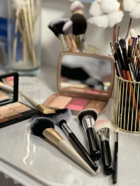 Durres, njoftim Kerkojm model per te realizuar make-up te ndryshme