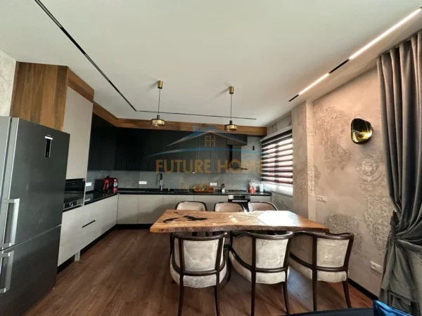 Shqiperi, shitet apartament 2+1+Ballkon Kati 8, 180 m² 435.000 € (Perballe Kompleksit Delijorgji)