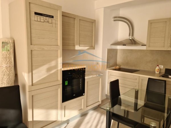 Tirane, jepet me qera apartament 1+1+Ballkon Kati 7, 65 m² 650 € (Rruga e Durresit)