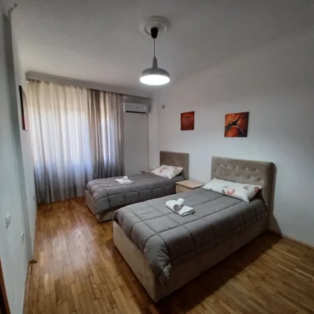 Dyqan (zyre) +Apartament