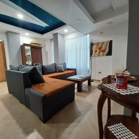 Dyqan (zyre) +Apartament