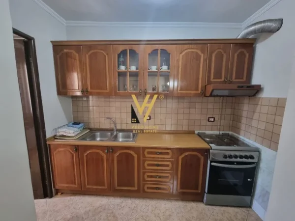 Tirane, jepet me qera apartament 1+1 Kati 3, 75 m² 500 € (BRRYLI)