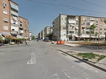 Shitet, Apartament 2+1, ne zonen e Varrit te Bamit, Tiranë. AREA52163