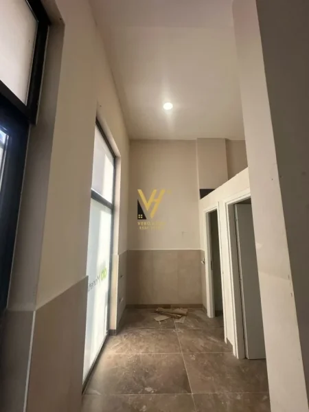 Tirane, jepet me qera dyqan Kati 0, 89 m² 1.000 € (RRUGA FROSINA PLAKU)