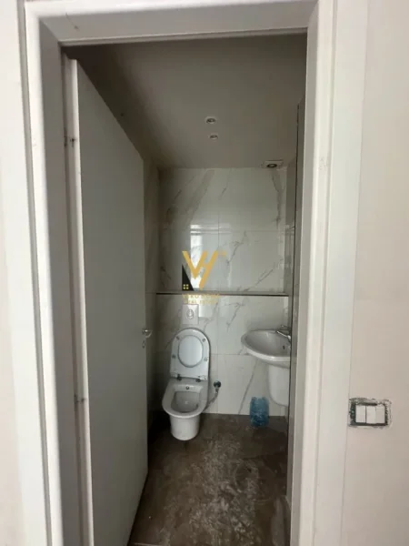 Tirane, jepet me qera dyqan Kati 0, 89 m² 1.000 € (RRUGA FROSINA PLAKU)
