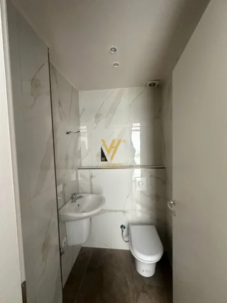 Tirane, jepet me qera dyqan Kati 0, 89 m² 1.000 € (RRUGA FROSINA PLAKU)