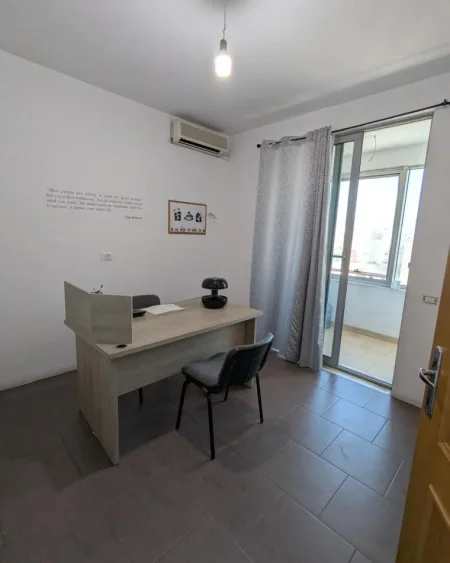 Tirane, jepet me qera zyre Kati 6, 96 m² 600 € (Zogu i Zi prane Ring Center)