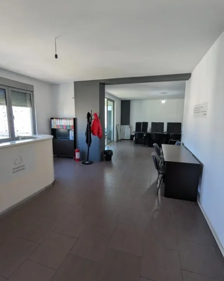 Tirane, jepet me qera zyre Kati 6, 96 m² 600 € (Zogu i Zi prane Ring Center)