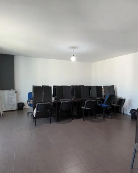 Tirane, jepet me qera zyre Kati 6, 96 m² 600 € (Zogu i Zi prane Ring Center)