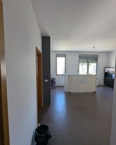 Tirane, jepet me qera zyre Kati 6, 96 m² 600 € (Zogu i Zi prane Ring Center)