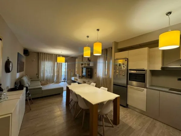 Tirane, jepet me qera apartament 2+1+Ballkon Kati 5, 103 m² 1.500 € (Bllok)