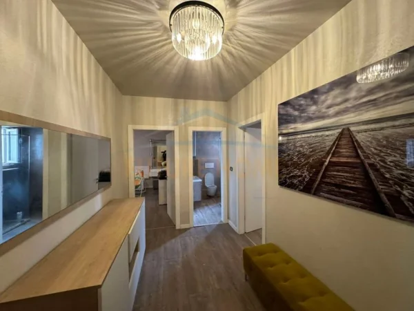Tirane, jepet me qera apartament 2+1+Ballkon Kati 5, 103 m² 1.500 € (Bllok)